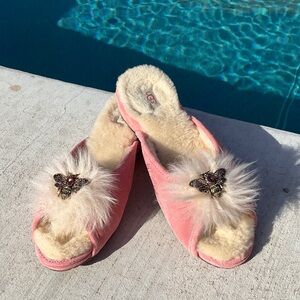 UGG Queen Bee 🐝 Yvett Wedge
Slippers Size 9